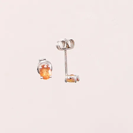 Örhängen, orangea stenar. 4,4x3,5mm, stift, vitguld, 18K, 0,7g.