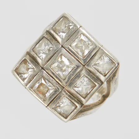Ring, vita stenar, stl 17, bredd 4-18mm, GHA, 925/1000 silver Vikt: 10,4 g