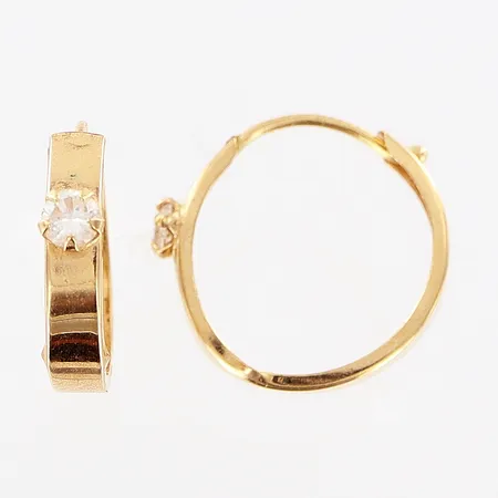 Ett par örhängen, vita stenar, creoler Ø15mm, bredd 3mm, skevheter, 18K.  Vikt: 0,9 g