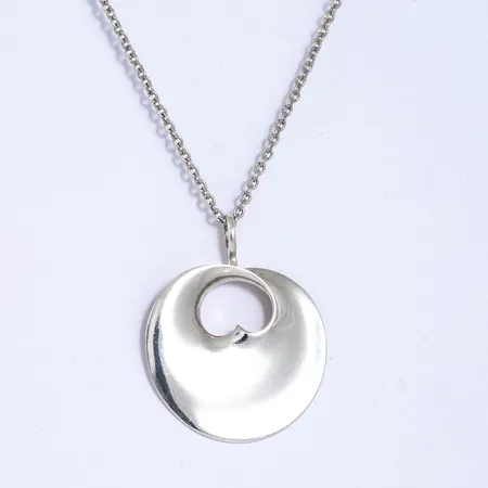 Georg Jensen: hänge "Hidden heart" i silver. Design av Vivianna Torun Bülow-Hübe. Hänget är 29,6 mm långt inkl. ögla, 24 mm brett. Originalask. Medföljande ankarkedja har ställbar längd 43 / 46 cm, är 1,5 mm bred och är från Ole Lynggaard. 6,1g 925/1000.