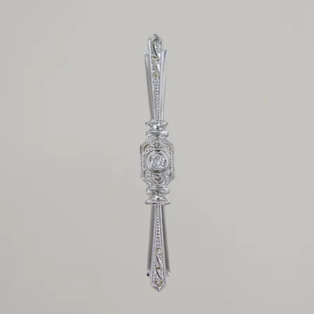 Brosch med diamant 0,10ct  W/TW (H/F). VS god slipning + 2 st rosenstenar. Längd 5 cm bredd 6,6 mm, vitguld/rödguld  14k Vikt: 3,2 g