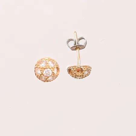 Örhängen, vita stenar, Ø7,6mm, en sten saknas, stift, en snurrebuss i oädel metall, 21K, 1,9g.