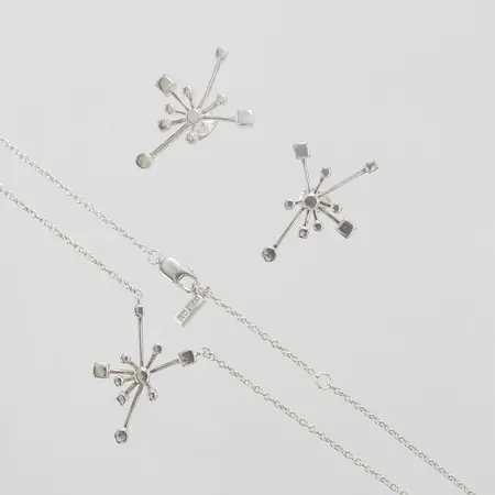 Smyckeset Litte star kaboom, Efva Attling, Collier längd ca 42-45cm, bredd 1-21mm, ett par örhängen, ca 27 x 16,5mm, originalask,  925/1000 silver Vikt: 9,9 g