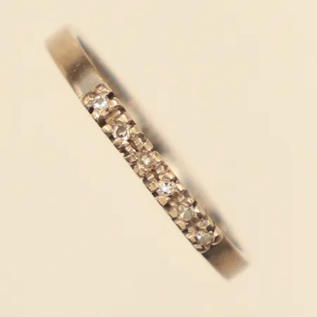 Ring med diamanter, 6x 0,01ct, enligt gravyr, vitguld, stl 18¼, bredd ca 2mm, 18K Vikt: 2,3 g