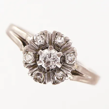 Ring, diamanter 7st totalt 0,32ctv enligt gravyr, stl 16½, bredd 1,5-8,5mm, vitguld, 18K.  Vikt: 3,1 g
