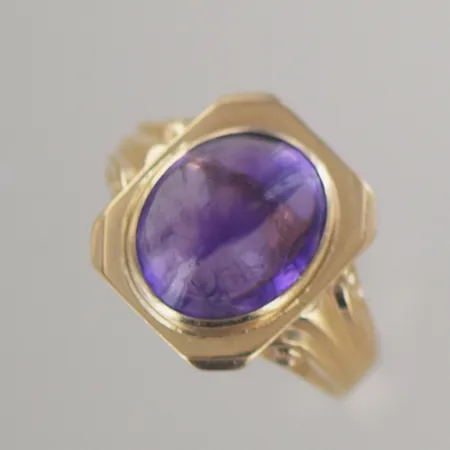 Ring med ametist,några repor, Ø 17 mm bredd 2,2-14,5 mm, 18k Vikt: 4,4 g