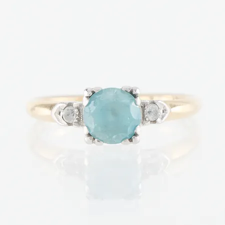 Ring med stenar, storlek 15 ½ mm, bredd 0.9-6 mm, 14k.  Vikt: 1,8 g