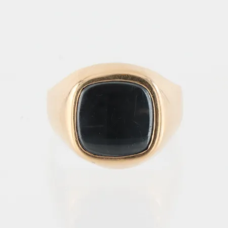 Klackring med sten, storlek 20 mm, bredd 3.7-16.3 mm, 18k. Vikt: 5,1 g