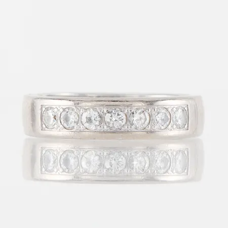 Ring vitguld med 7 st diamanter på 0.49 ct enligt inskription, storlek 18 mm, bredd 4.9 mm, gravyr, 18k. Vikt: 6,9 g
