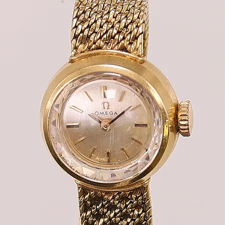Damur Omega 18K, 17mm, manuell, går ej, originallänk i 18K, bruttovikt 29,0g.