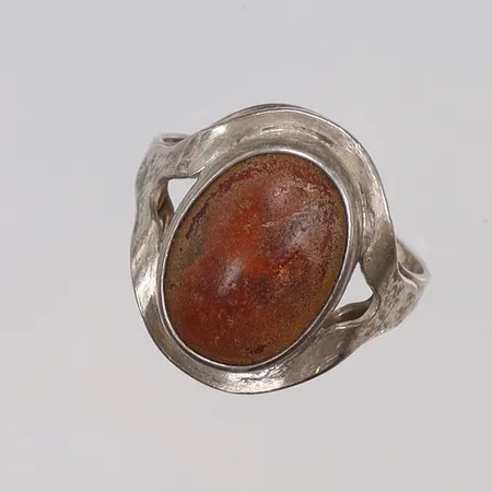 Ring med sten, troligen bärnsten stl 17¼ bredd 2-16mm, sten med små defekter, silver 835/1000 Vikt: 2,8 g