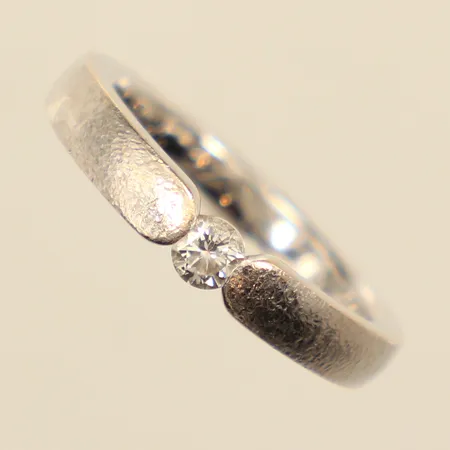 Ring med diamant 0,15ct, enligt gravyr, vitguld, stl 16½, bredd ca 3,4mm, gravyr, 18K Vikt: 4,8 g
