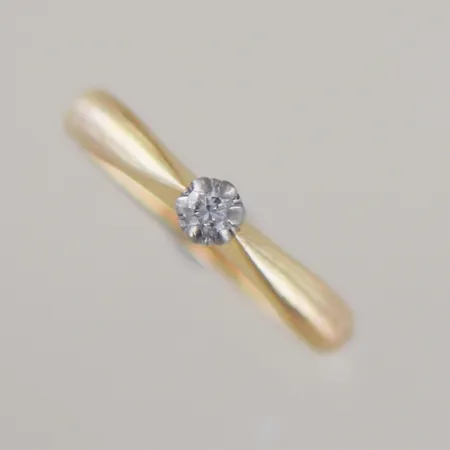 Ring med solitär diamant 0,05ct, Ø 16 mm B 3 mm, 18k Vikt: 3,9 g