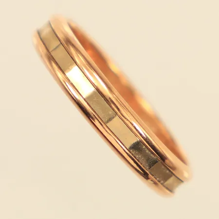 Ring med hamrad dekorbård, tvåtonad, stl 17, bredd ca 3,7mm, gravyr 18K Vikt: 3,3 g