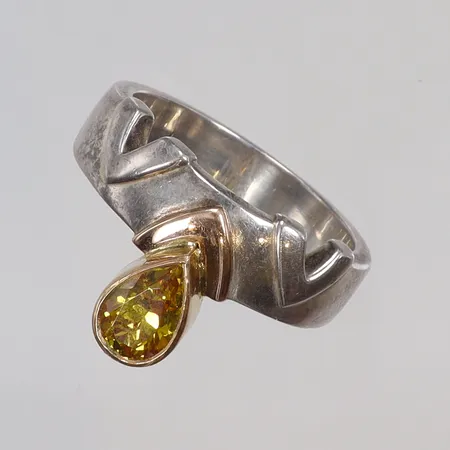 Ring med gul sten stl 20¾ bredd 5-15mm, detalj i guld 18K, resterande i silver 925/1000 Vikt: 9,9 g