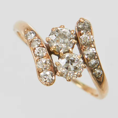 Ring, gammalslipade diamanter 2 x ca 0,25ct + 10 x ca 0,01-0,03ct, stl 17, bredd 0,8-12,5mm, skev skena, skadade stenar, 14K Vikt: 2,3 g