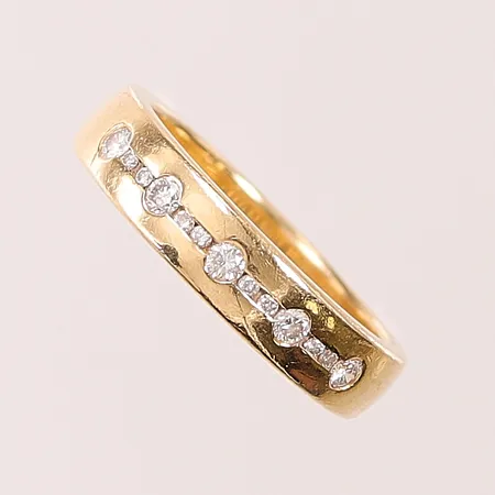 Ring med 13 diamanter, 0,26ctv enligt gravyr, Ø18½, bredd: 4,8mm, Engelbert, gravyr, 18K8,6g.