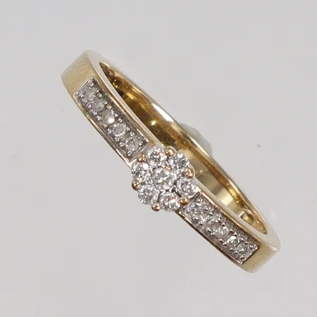 Ring med diamanter 17xca0,005-0,02ct stl 17½ bredd 2-4mm 18K Vikt: 3 g