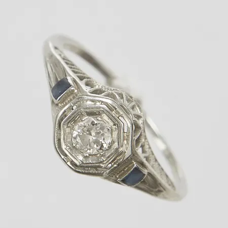 Ring, diamant 1 x ca 0,15ct, något skadad, safirer, stl 16½, bredd 1-8mm, skadade stenar, vitguld, 18K Vikt: 1,8 g