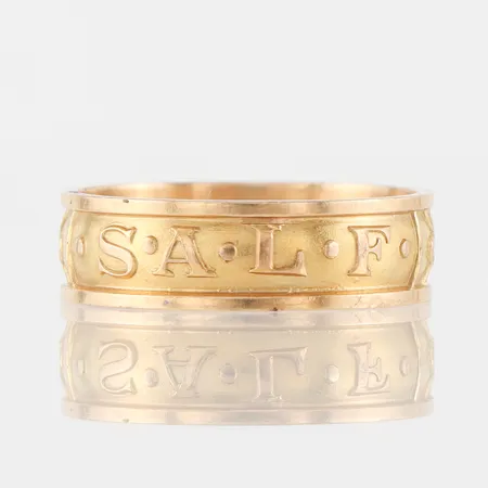 Ring mönstrad och graverad, storlek 20 mm, bredd 6.5 mm, 18k. Vikt: 5,9 g