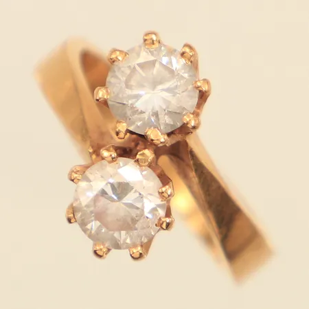 Ring med vita stenar, stl 17, bredd ca 13mm, kraftigt repiga stenar, 18K Vikt: 6,8 g
