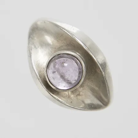 Ring cabochonslipad ametist, stl 17, bredd 3-12mm, år 1961, 925/1000 silver  Vikt: 3,9 g