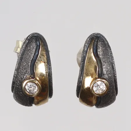 Ett par Örhängen tvåfärgade med vita stenar 6x7mm silver 925/1000 Vikt: 2,8 g