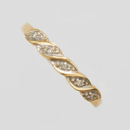 Ring, åttkantslipade diamanter 5 x ca 0,01ct, stl 18, bredd 1,5-3mm, 18K Vikt: 1,4 g