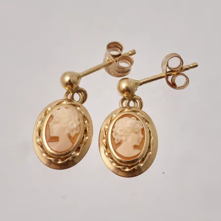 1par örhängen i 18K guld, mått 8,9x17mm, 1st Camé, mått 15,8x7,9mm, vikt 1,52g.