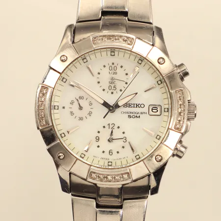 Armbandsur Seiko Chronograph 50M, stål, quartz, 36mm, refnr 7T92-0JF0, serienr 051471, kronograf, datum, pärlemorurtavla, diamantkrans, stållänk ca 16cm, kronograf nollställer ej korrekt, repigt glas, inga tillbehör. 