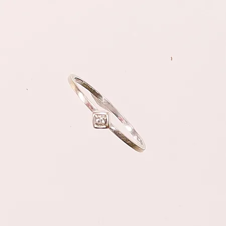 Ring med diamant 1x ca 0,01ct, Ø16¾, bredd: 1mm, vitguld, 18K, 1,1g.