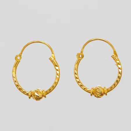 Ett par örhängen, längd 20mm, Ø 13,5mm, bredd 1,5-4mm, 18K Vikt: 1,7 g
