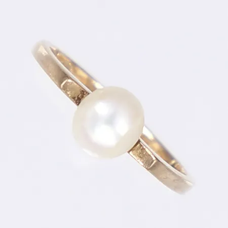 Ring med pärla, stl 16¾. bredd 1-6mm, 18K, defekt sliten pärla Vikt: 2,2 g