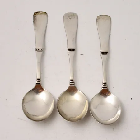 3st kaffe skedar i silver, 11cm, modell Uppsala, tillverkad av K G Markströms Guldsmeds Ab, år 1977, 1979, vikt 38,16g.