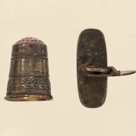Fingerborg, udda manschettknapp, gravyr, skadat, silver  Vikt: 9,8 g