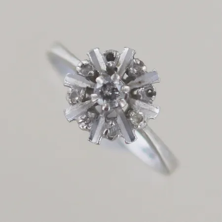 Ring med 1 diamant 0,5 ct och fem diamanter 0,001ct 3saknas, Ø 17 mm, 18k Vikt: 3,1 g