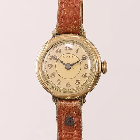 Damur Laco, 21,3mm, doublé, manuell, gravyr, slitet läderband ej original, inga tillbehör