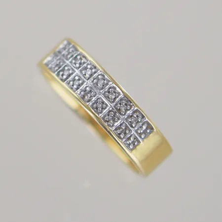 Ring med 18 små diamanter, Ø 18 mm B 5 mm, vitguld 18k Vikt: 4,2 g