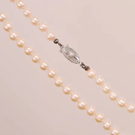 Pärlcollier, 48cm, odlade sötvattenspärlor ca 6mm, silverlås. Vikt: 0 g