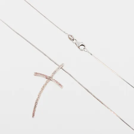 Collier med kors, längd ca 42 cm, hängets höjd ca 40 mm, silver. Vikt: 4,4 g