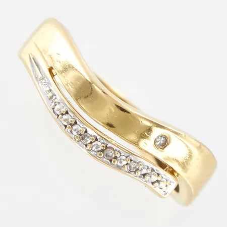 Ring med 4 diamanter 0,025ctv enligt gravyr, stl 17½, bredd ca 6mm, 18K Vikt: 4 g