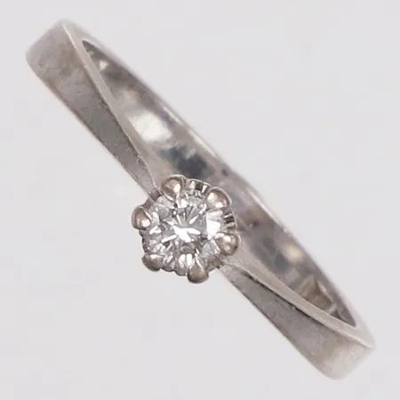 Ring, diamant 0,14ct enligt gravyr, stl 16¾, bredd 2-4,4mm, vitguld, 18K  Vikt: 2,8 g