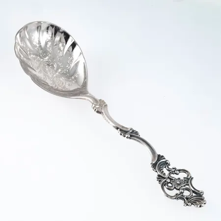 Serveringssked i silver (830/1000). Den är 19,5 cm lång och väger 46,1g. Norska stämplar & svenska kontrollstämplar.