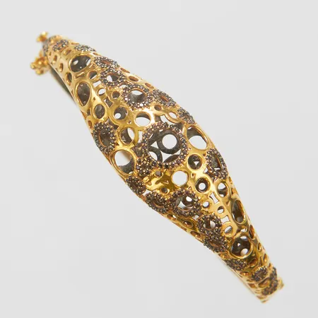 Armring, stenar, innermått 58 x 48,5mm, bredd 3,5-16mm, öppningsbart, 21K Vikt: 17,9 g