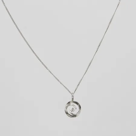 Kedja pansar, längd ca 42cm, bredd 0,5mm, hänge, diamant 1 x ca 0,08ct, längd ca 15mm inkl ögla, bredd 9,5mm, vitguld, 18K Vikt: 2,5 g