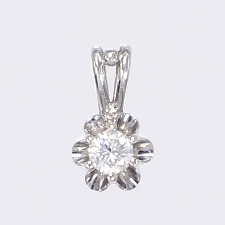 Hänge med diamant totalt ca 0,16ct, längd inkl ögla 11mm, bredd 6mm, vitguld 18K Vikt: 0,6 g