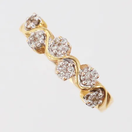 Ring med briljantslipade diamanter 6 x ca 0,01ct, 30 x ca 0,005ct, stl: 16, bredd 2-5mm, GHA, 18K.  Vikt: 3,6 g