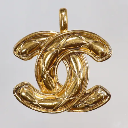 Hänge Chanel i gulmetall Made in France 55x60mm, ca 1980-tal 