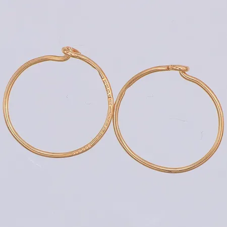 Ett par örhängen, 15mm, bredd 0,8mm, kattfotstämpel, 18K Vikt: 0,7 g