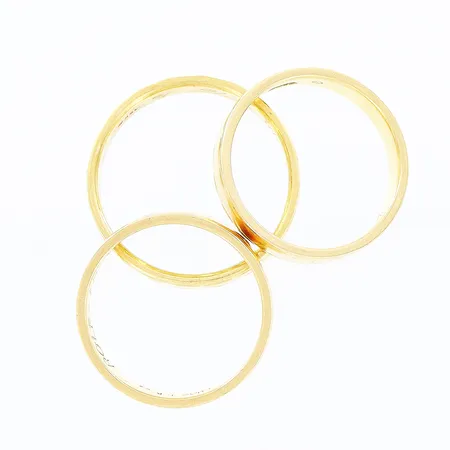 3 ringar, släta, gravyrer, 18K Vikt: 13,2 g